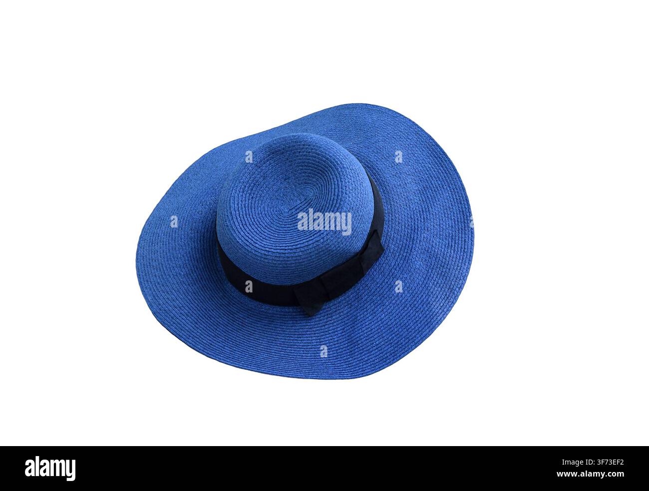 Cappello da sole intrecciato blu brillante con tesa ampia e dettaglio di fiocco nero isolato su sfondo bianco. Foto Stock