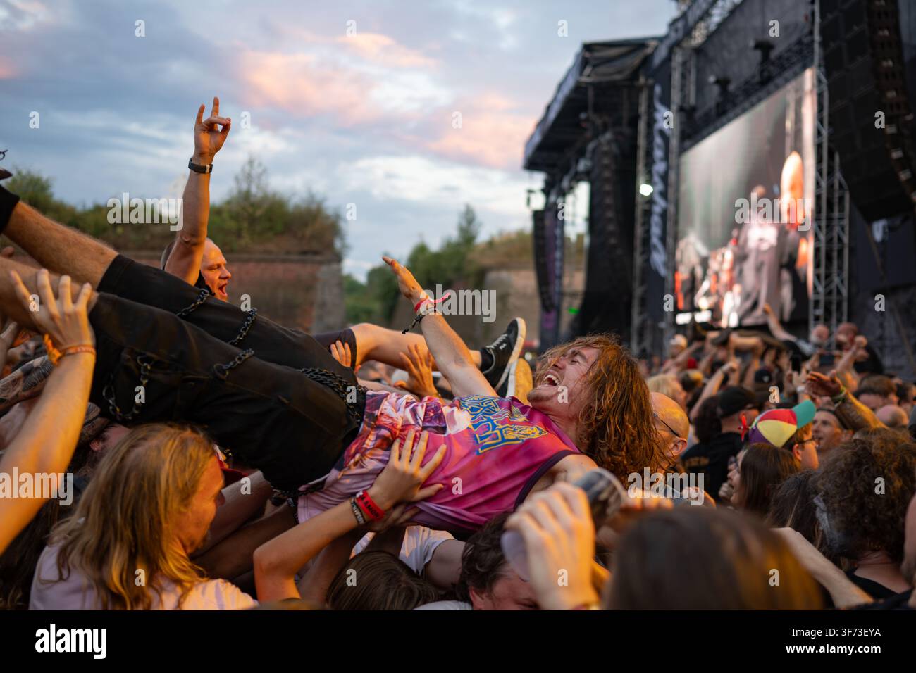 Folli partecipanti al festival che fanno crowd-surfing sopra il pubblico vicino al palco principale al festival Brutal Assault di heavy metal a Jaromer. Foto Stock