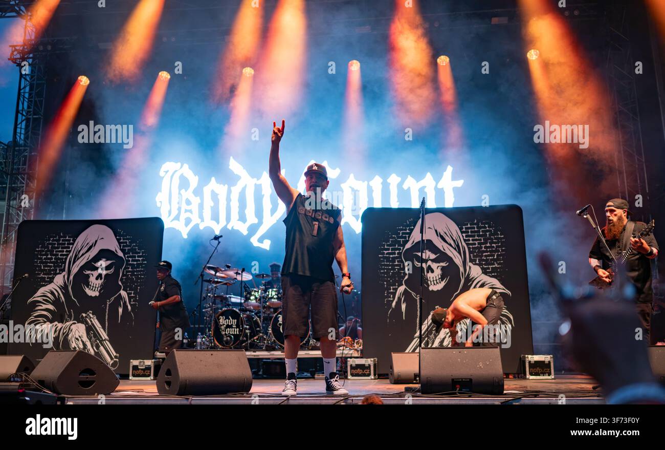 Rapper Ice-T che lancia corna da diavolo sul palco con i Body Count al festival musicale Brutal Assault a Jaromer, Repubblica Ceca Foto Stock