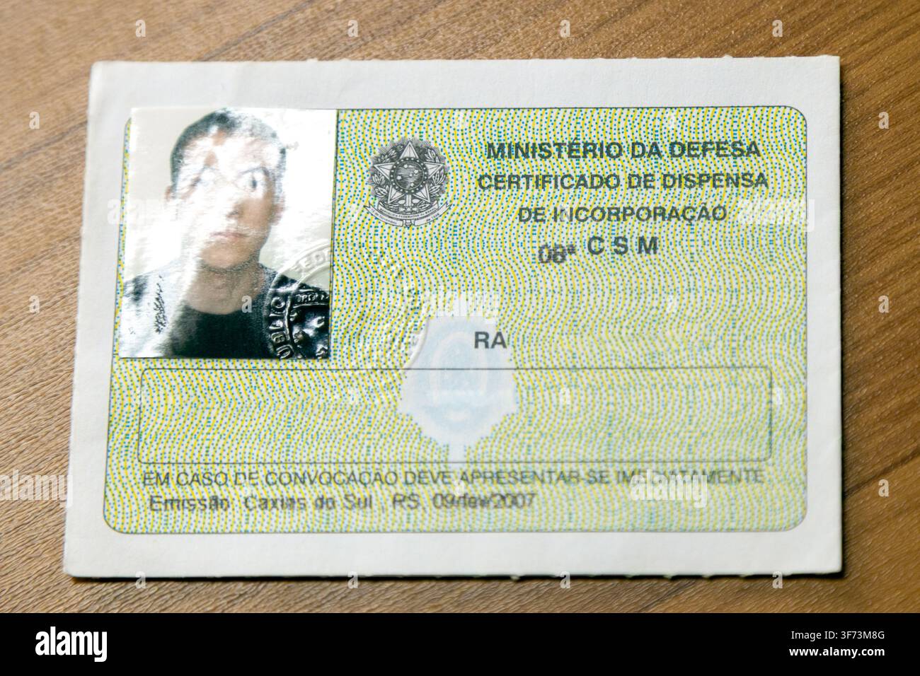 Certificato di esenzione dal servizio militare brasiliano con messa a fuoco selettiva Foto Stock
