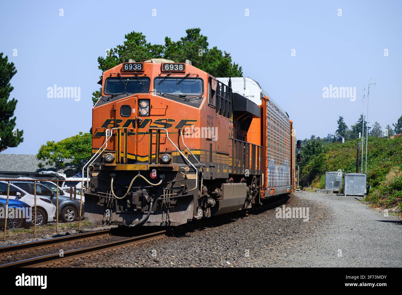 Edmonds, WA, USA - 7 agosto 2026, locomotiva merci BNSF arancione con logo Foto Stock