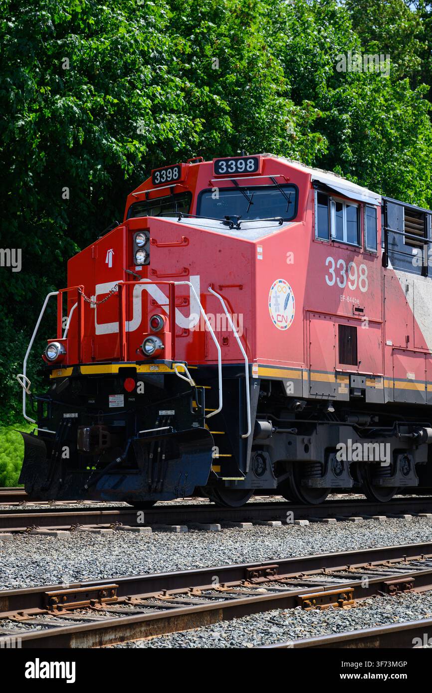 Everett, WA, USA - 1 giugno 2026; primo piano della cabina di guida di una locomotiva diesel merci canadese nazionale con logo Foto Stock
