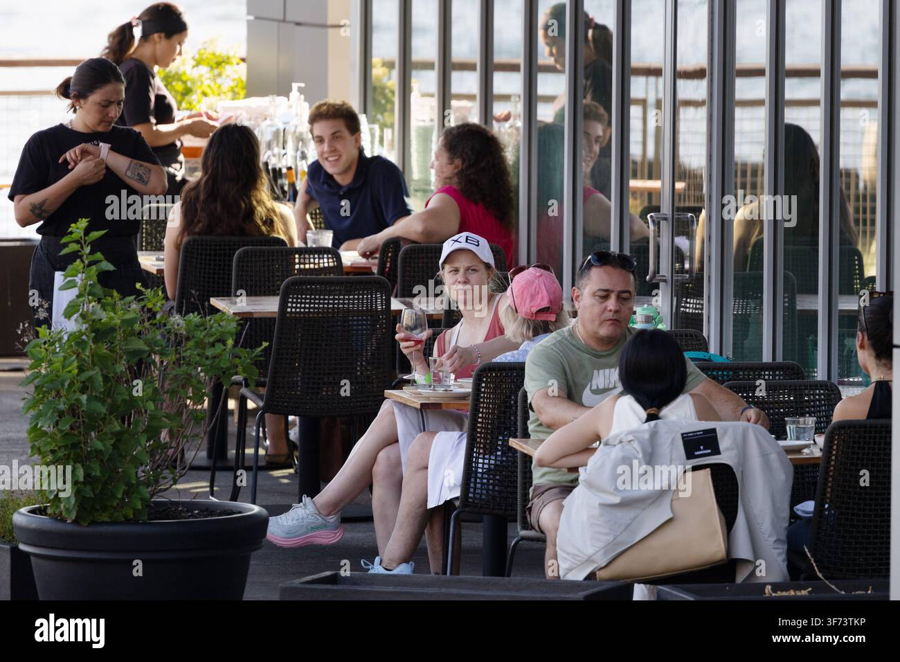 I clienti mangiano a tavoli all'aperto di un ristorante a Boston, Massachusetts. Foto Stock