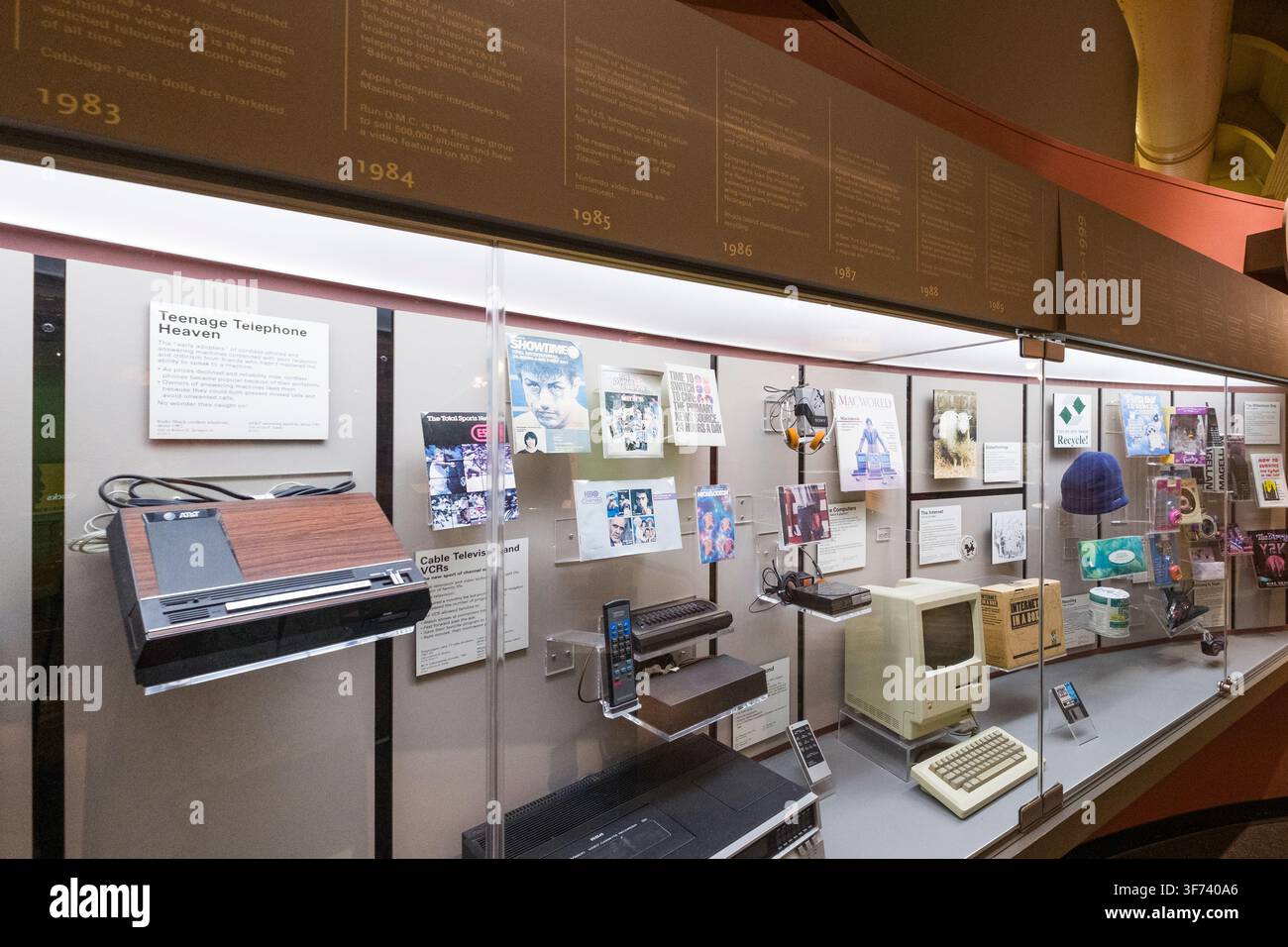 Esplora la mostra "Il Tuo Posto nel Tempo" al Henry Ford Museum of American Innovation a Dearborn, Michigan. Questa vasta esposizione mostra una fas Foto Stock