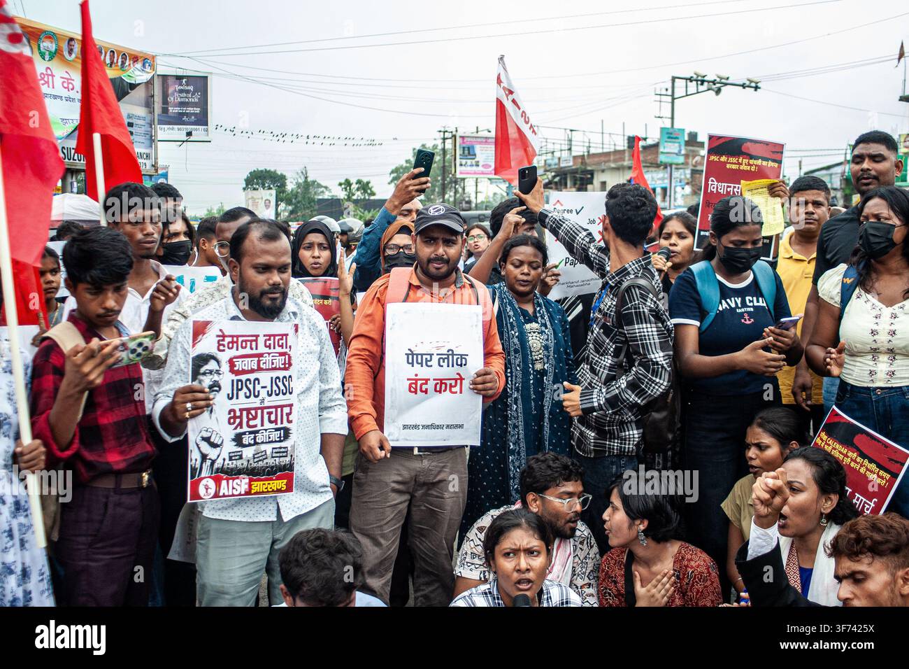 I manifestanti tengono striscioni per esprimere la loro opinione durante una manifestazione contro la Jharkhand Public Service Commission (JPSC) per presunte fughe di temi d'esame e ritardi nelle assunzioni. Aspiranti lavoratori e gruppi di studenti organizzano una manifestazione contro la Jharkhand Public Service Commission (JPSC). L'agitazione in corso ha attirato l'attenzione nazionale, con manifestanti e sindacati studenteschi che chiedono un'indagine indipendente sulle presunte fughe di temi d'esame, ritardi sistemici nelle assunzioni e irregolarità amministrative negli esami per la pubblica amministrazione statale. Foto Stock
