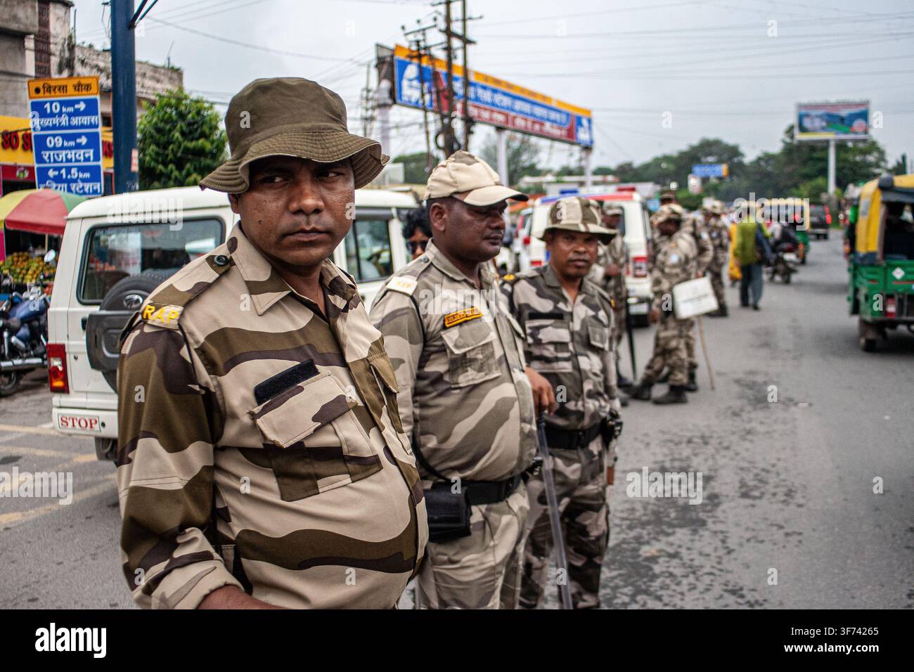 Il personale della polizia si schiera in gran numero durante una manifestazione contro la Jharkhand Public Service Commission (JPSC) per presunti casi di fuga di temi d'esame e ritardi nelle assunzioni. Aspiranti lavoratori e gruppi di studenti organizzano una manifestazione contro la Jharkhand Public Service Commission (JPSC). Le proteste in corso hanno attirato l'attenzione nazionale, con manifestanti e sindacati studenteschi che chiedono un'indagine indipendente sui presunti casi di fuga di temi d'esame, ritardi sistemici nelle assunzioni e irregolarità amministrative negli esami per la pubblica amministrazione statale. Foto Stock