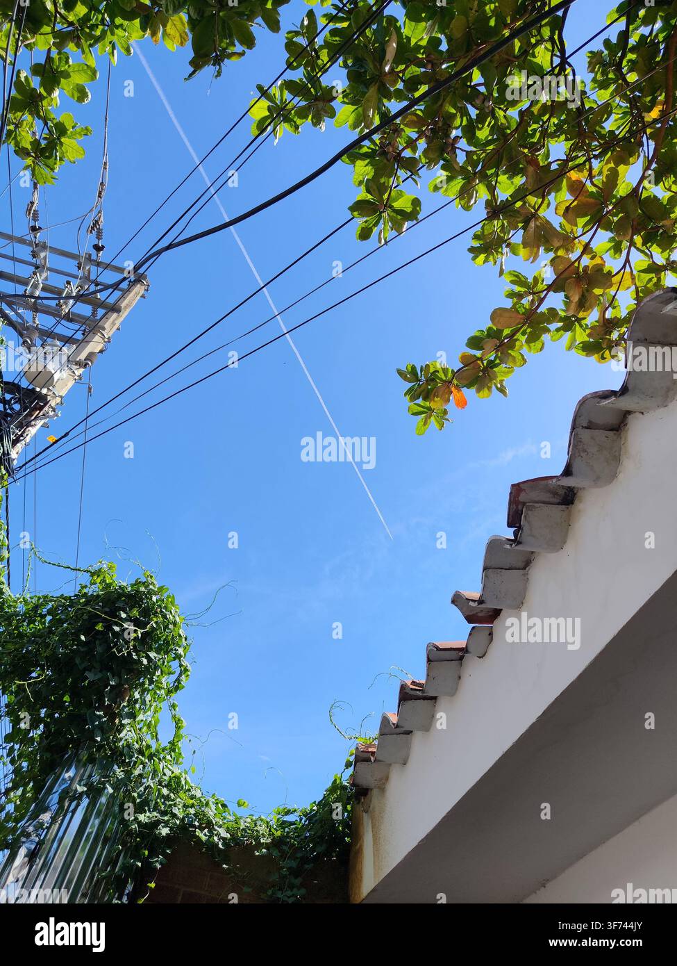 Trascendendo l'immensità, oltre ciò che l'occhio può vedere, dove la tranquillità è il vero lusso. Un orizzonte infinito, dove il blu profondo incontra la tua ambizione Foto Stock