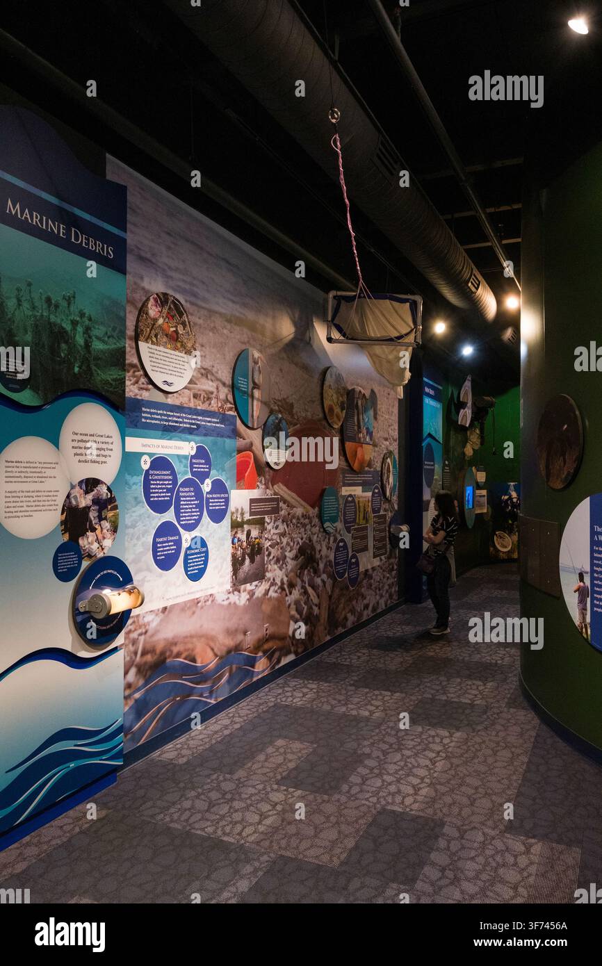 Entra nel Great Lakes Maritime Heritage Center ad Alpena, Michigan, e immergiti nel ricco passato nautico della regione. Questa sala espositiva presenta inf Foto Stock