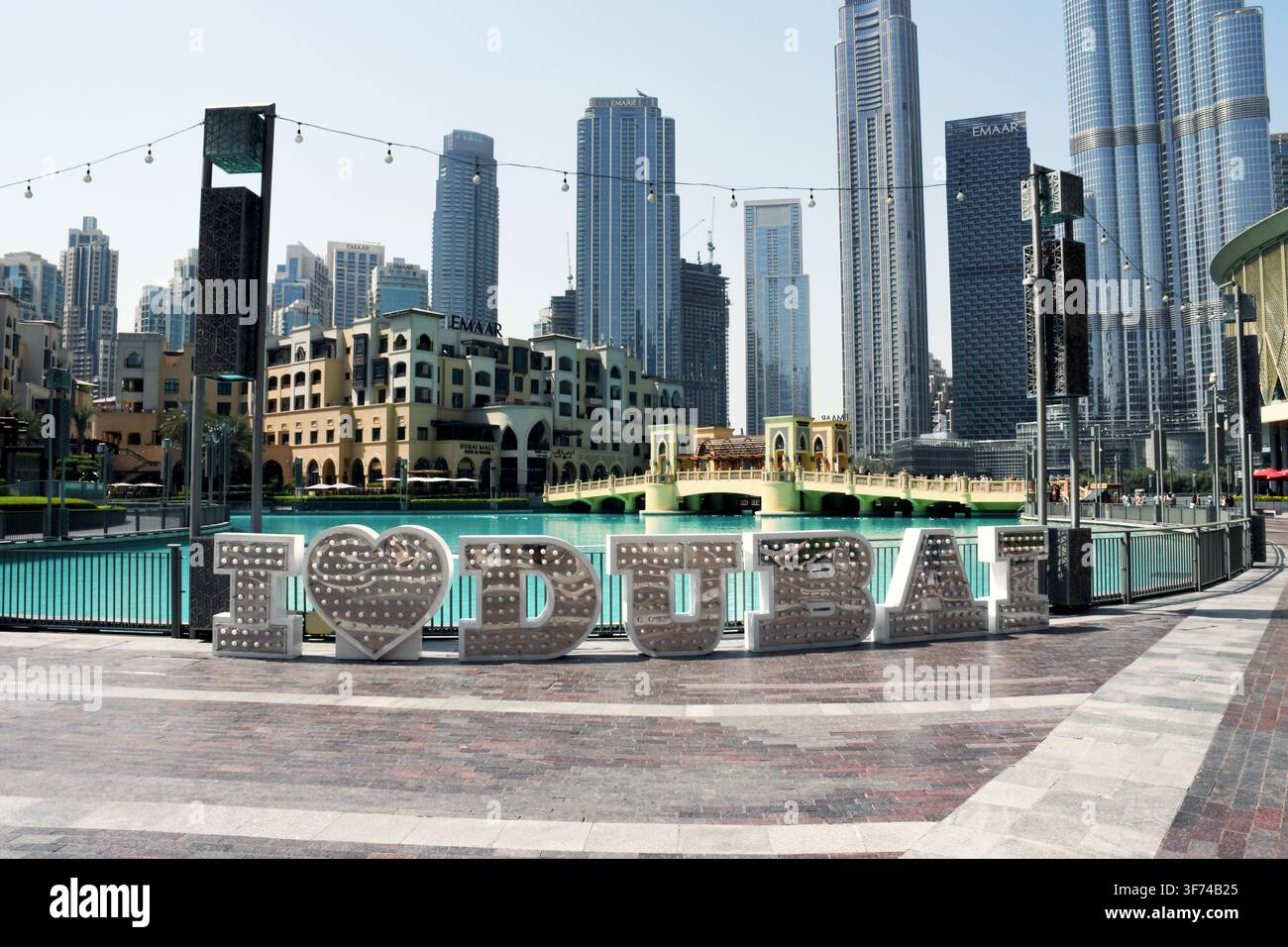 Adoro la scultura di Dubai fuori dal Dubai Mall accanto alla fontana di Dubai Foto Stock