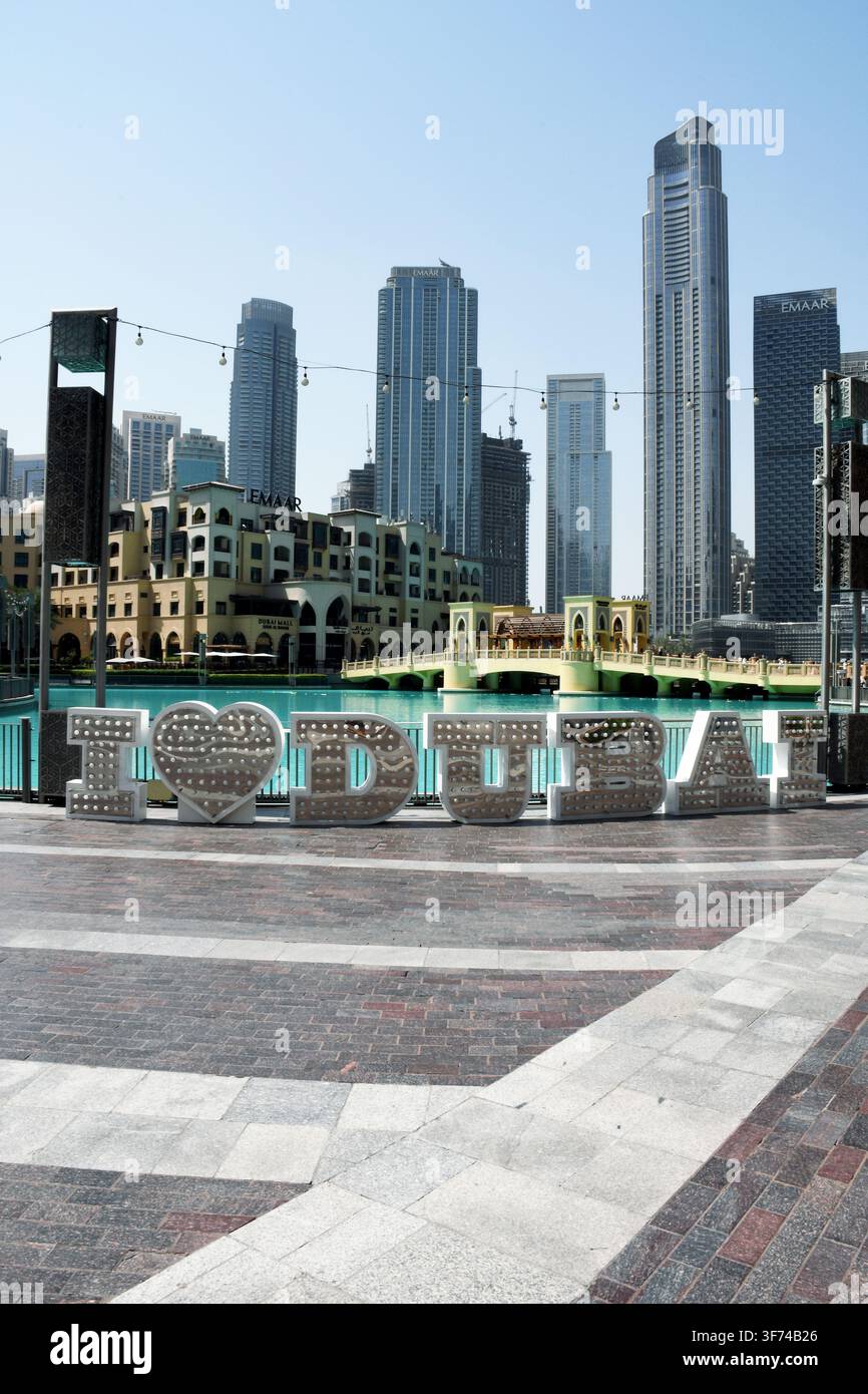 Adoro la scultura di Dubai fuori dal Dubai Mall accanto alla fontana di Dubai Foto Stock