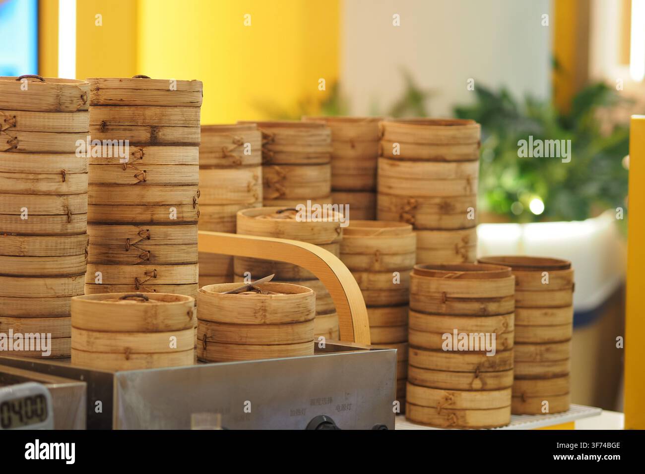 Pile di tradizionali cestini di bambù per la cottura a vapore usati tipicamente nei ristoranti cinesi Foto Stock