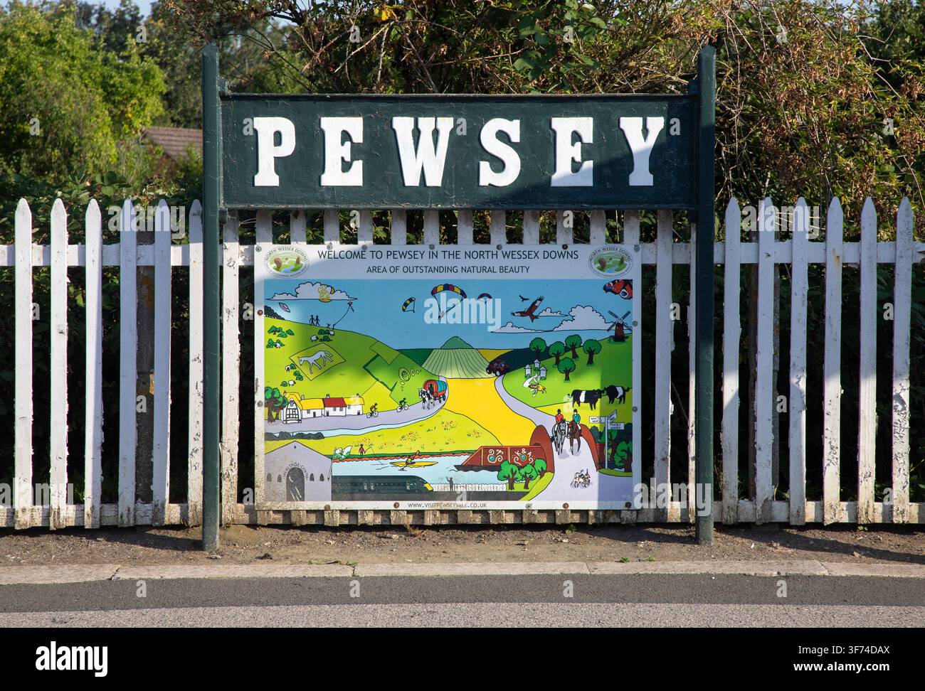 Insegna di benvenuto per Pewsey, North Wessex Downs, stazione ferroviaria di Pewsey, Wiltshire, Inghilterra, Regno Unito Foto Stock