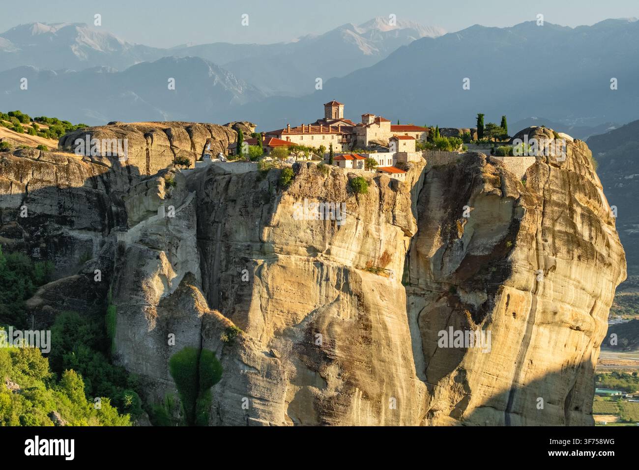 Monastero della Santa Trinità al tramonto, Meteora, Grecia Foto Stock