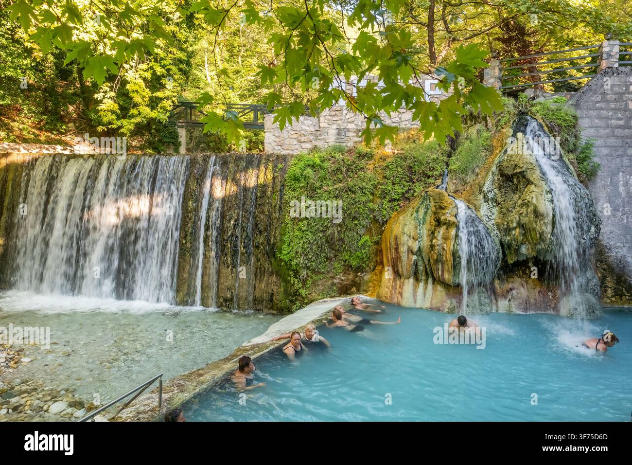 Persone che si rilassano alle terme di Pozar in Grecia Foto Stock