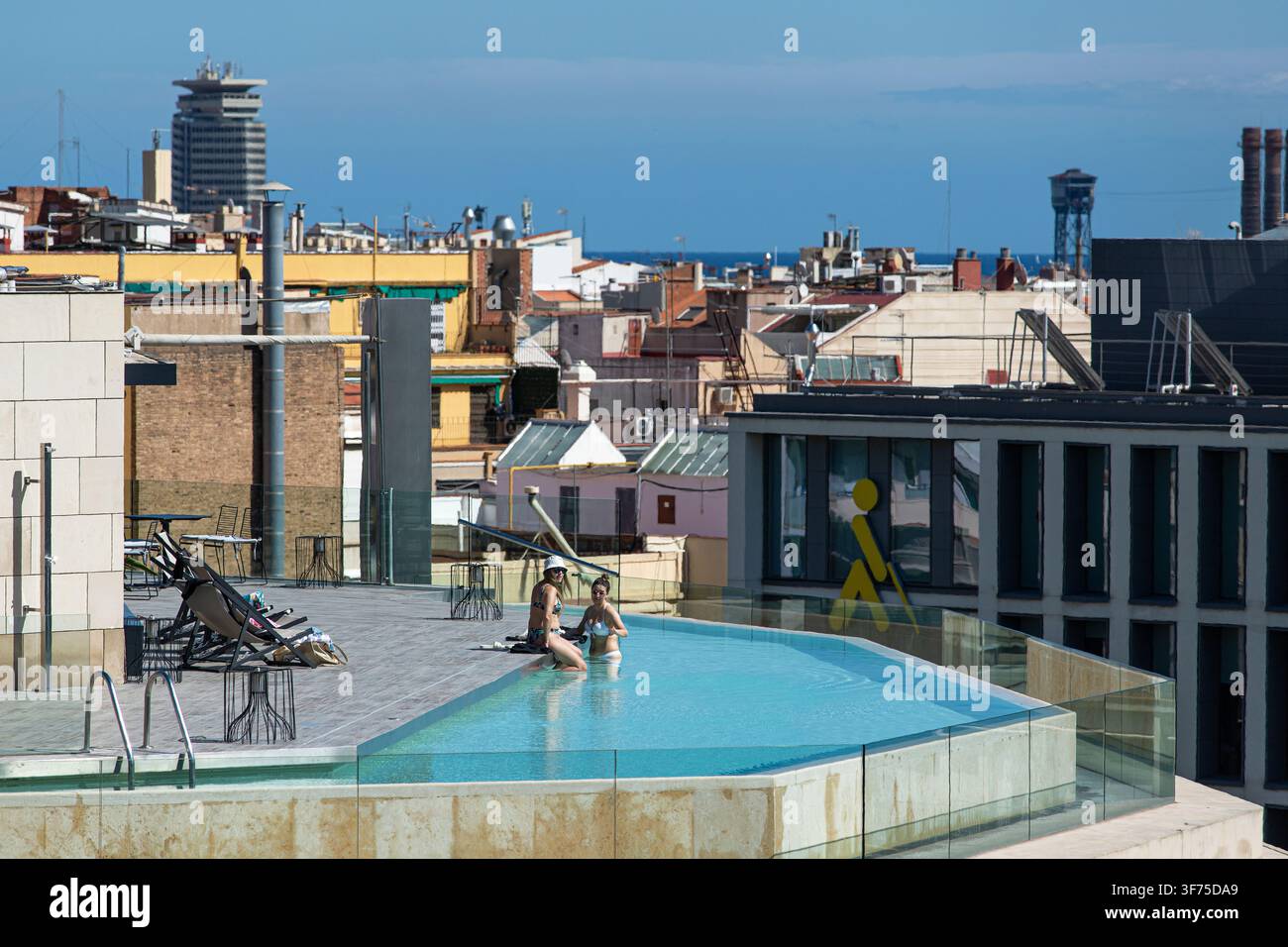 Barcellona, Spagna. Piscina sul tetto di un hotel con vista sulla città, che offre un ambiente di svago e turismo nel paesaggio urbano. Foto Stock