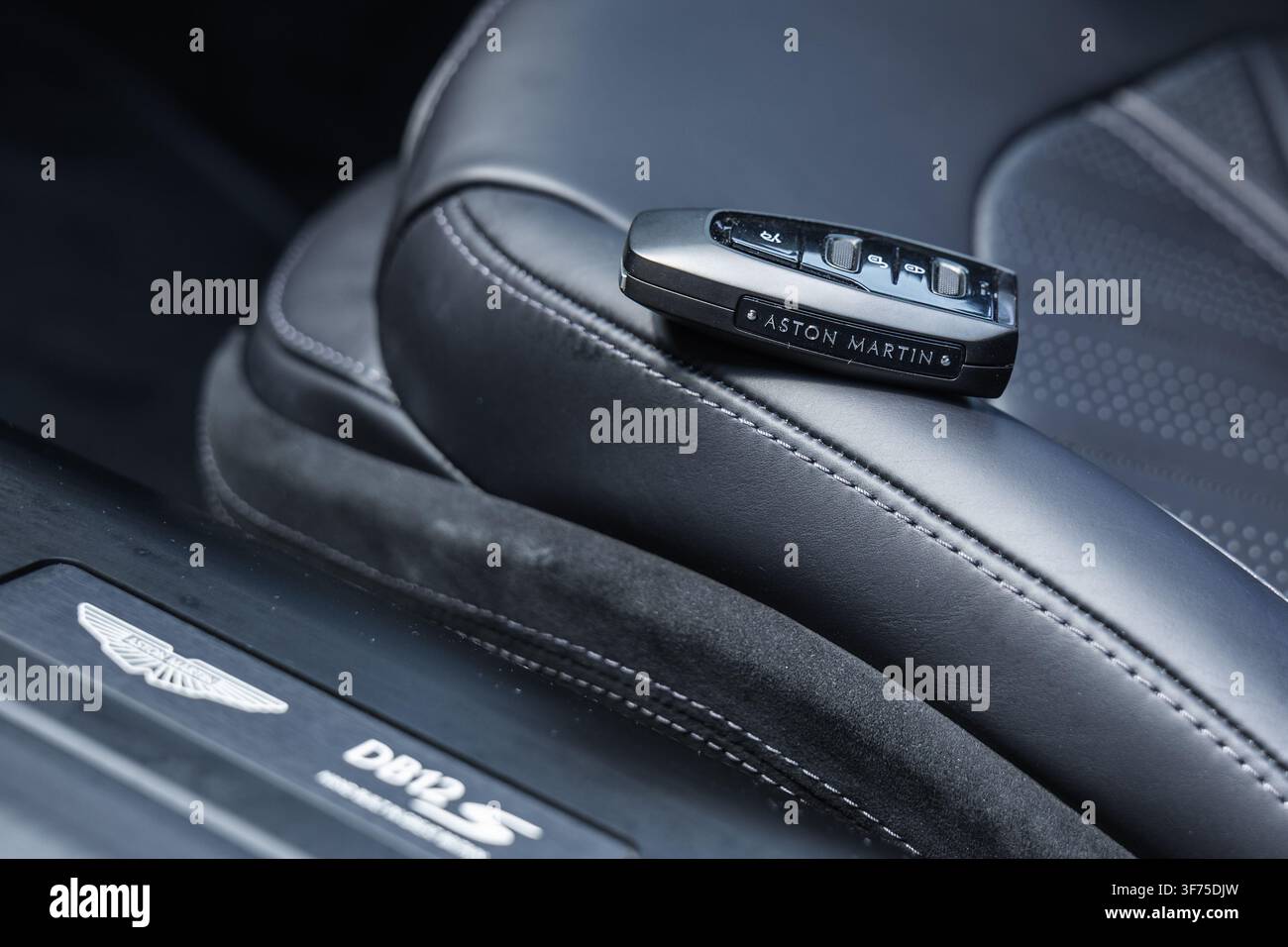 Ljubljana, Slovenia - 25 giugno 2026: Un portachiavi poggia sul sedile all'interno di un'Aston Martin in concessionaria, suggerendo proprietà dell'auto ed esperienza premium. Foto Stock