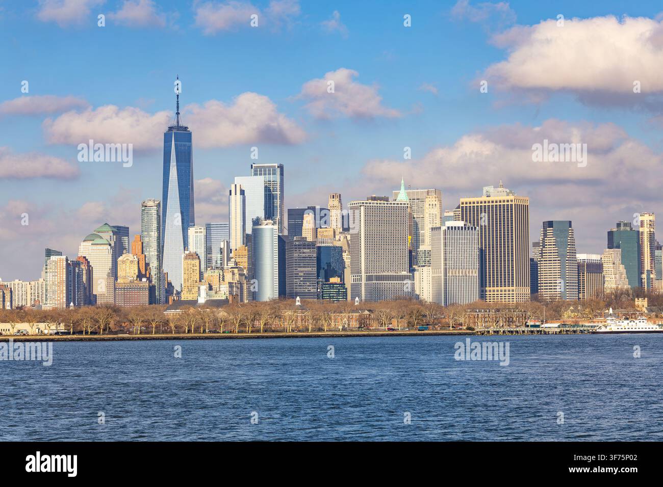 New York, USA - 20 febbraio 2026: Skyline dei grattacieli del distretto finanziario di Lower Manhattan e vista sul One World Trade Center dal porto in una giornata di sole Foto Stock