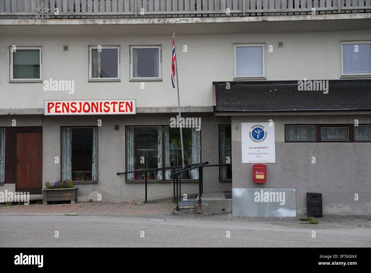 Ufficio della Kirkenes Pensjonistforening a Kirkenes, Norvegia, che mostra i locali dell'ufficio e la segnaletica dell'organizzazione. Foto Stock