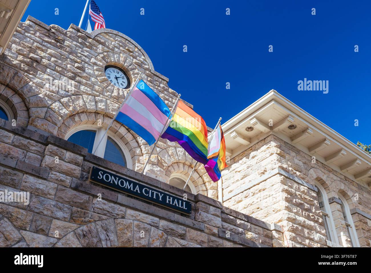 Palazzo Comunale di Sonoma con bandiere degli Stati Uniti e diverse bandiere Pride, Sonoma, California Foto Stock