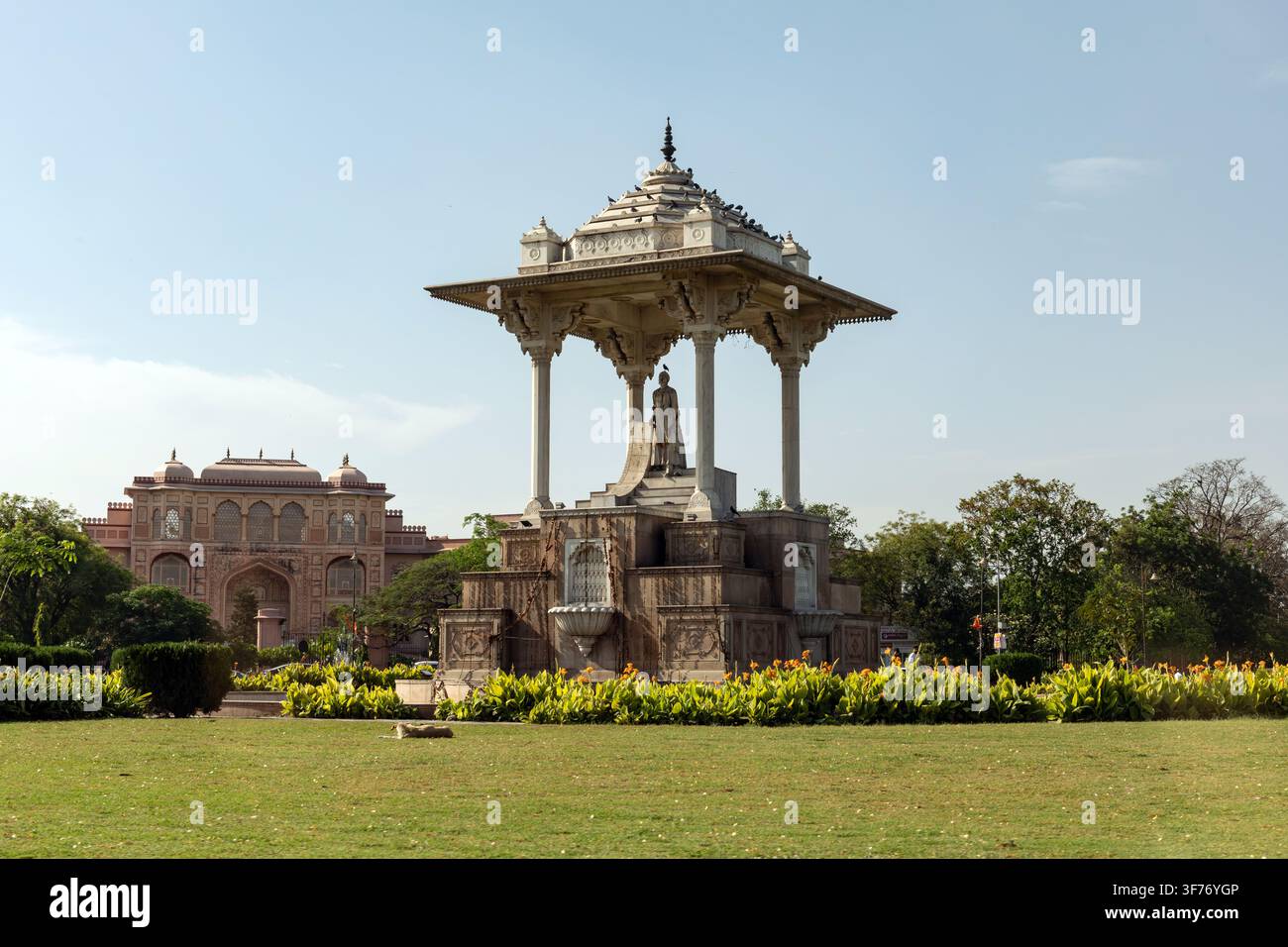 Cerchio delle Statue a Jaipur, India, con una statua in marmo a grandezza naturale e un baldacchino dedicato a Maharaja Sawai Jai Singh II, il fondatore della città. Foto Stock