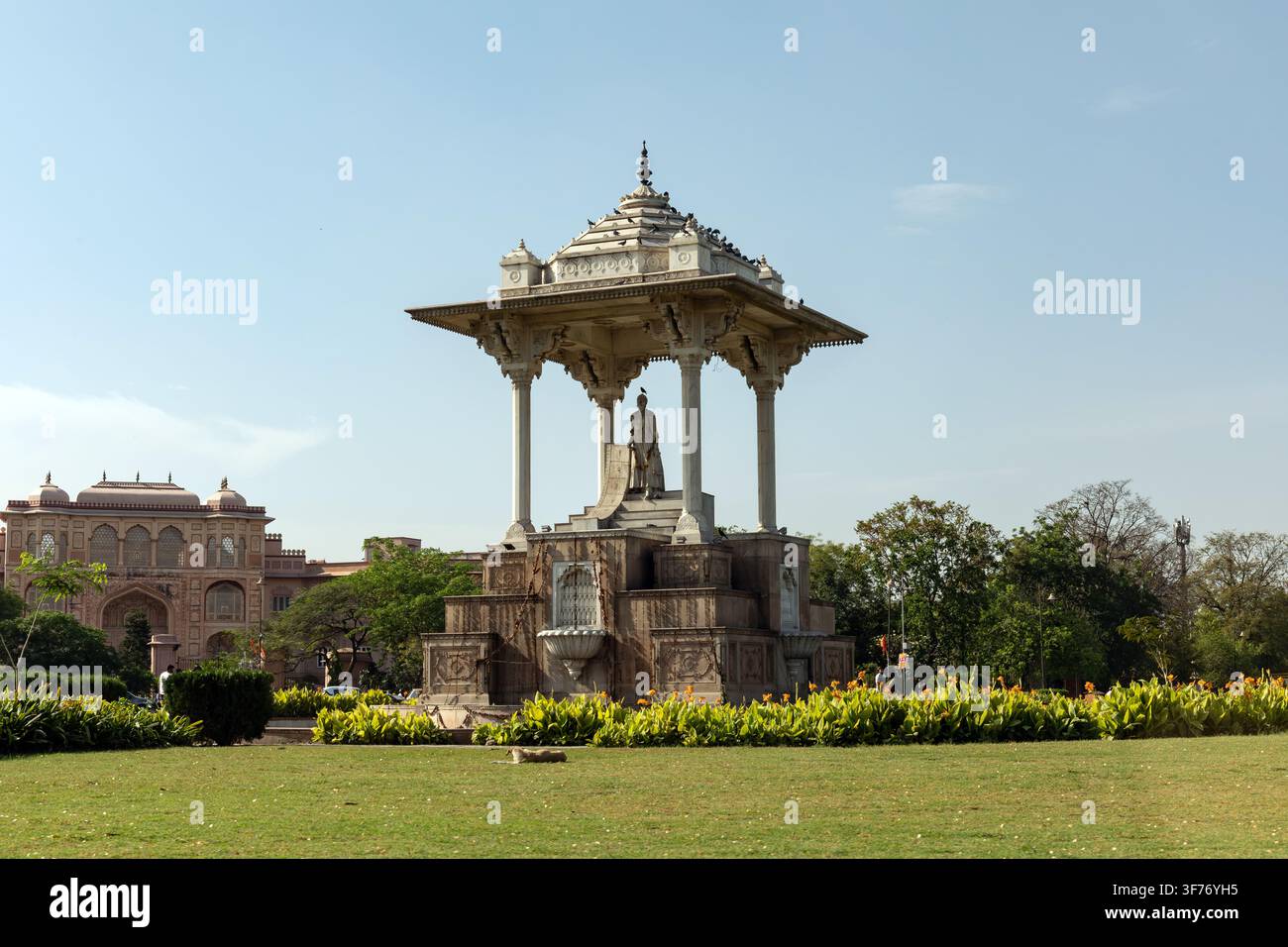 Cerchio delle Statue a Jaipur, India, con una statua in marmo a grandezza naturale e un baldacchino dedicato a Maharaja Sawai Jai Singh II, il fondatore della città. Foto Stock