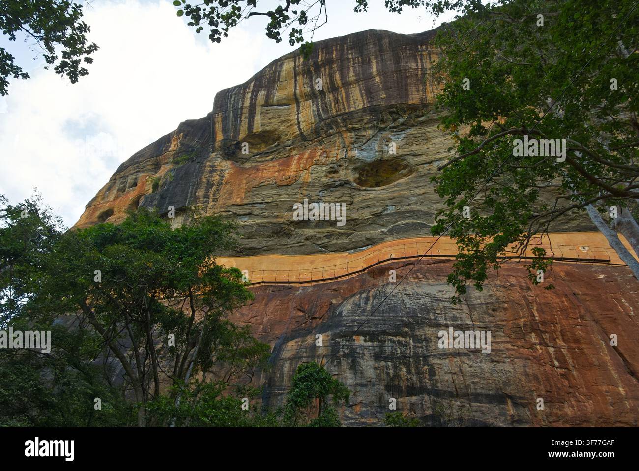 Sigiriya, o la Roccia del Leone, nello Sri Lanka – Il muro a specchio luminoso con la sua finitura in intonaco altamente lucidato, costruito da una passerella attraverso la roccia di Sigiriya Foto Stock