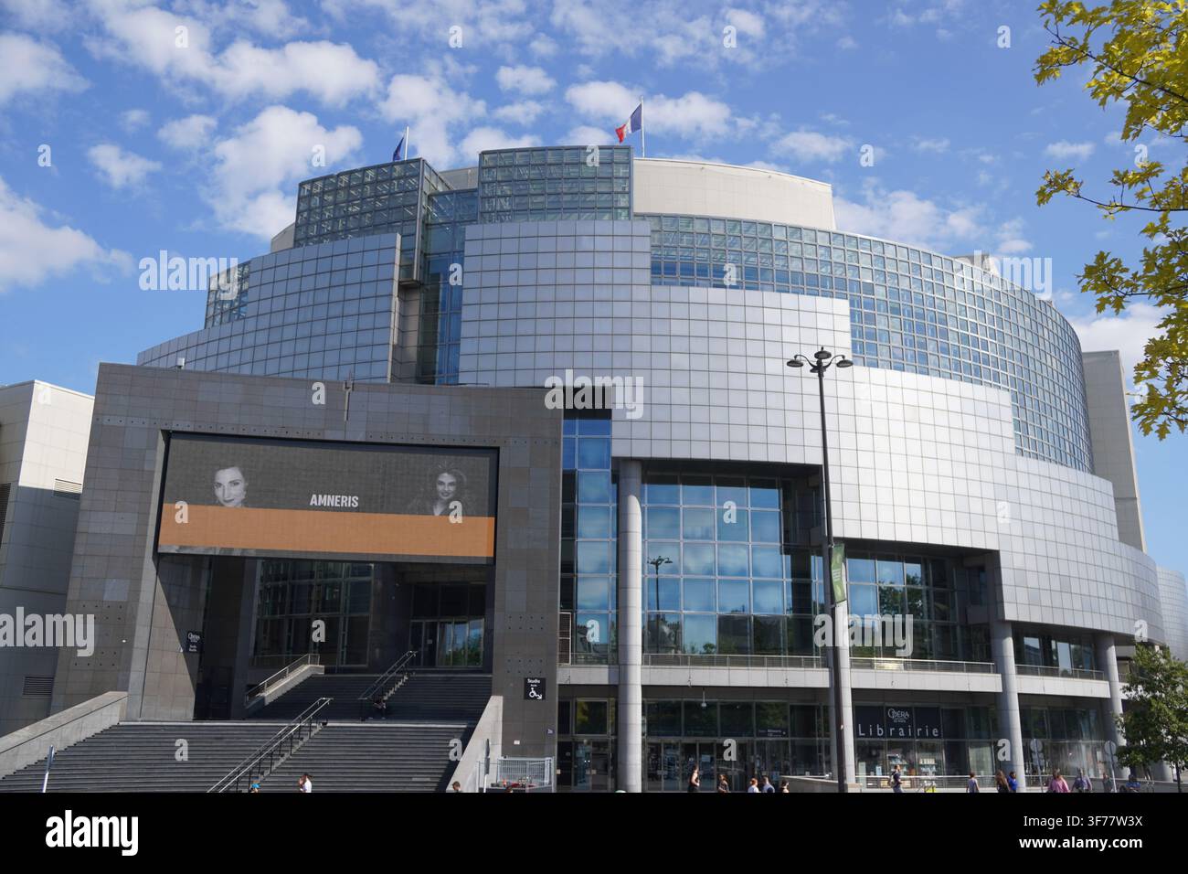 Facciata dell'Opera Bastille al sole, teatro a Parigi, Francia Foto Stock