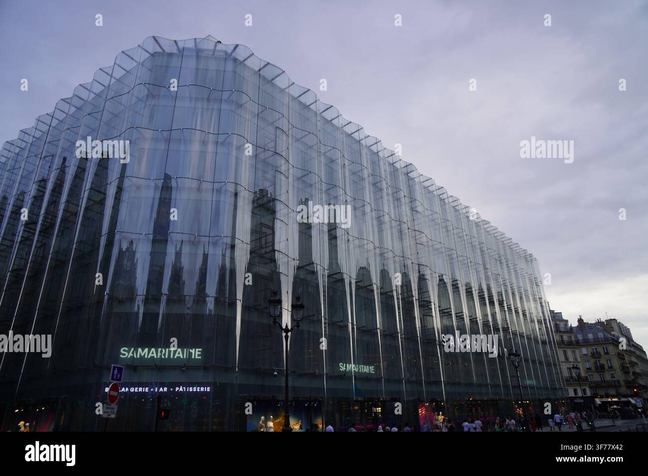 Facciata in vetro moderna, Grande Magazzino Samaritaine, Parigi, Francia Foto Stock