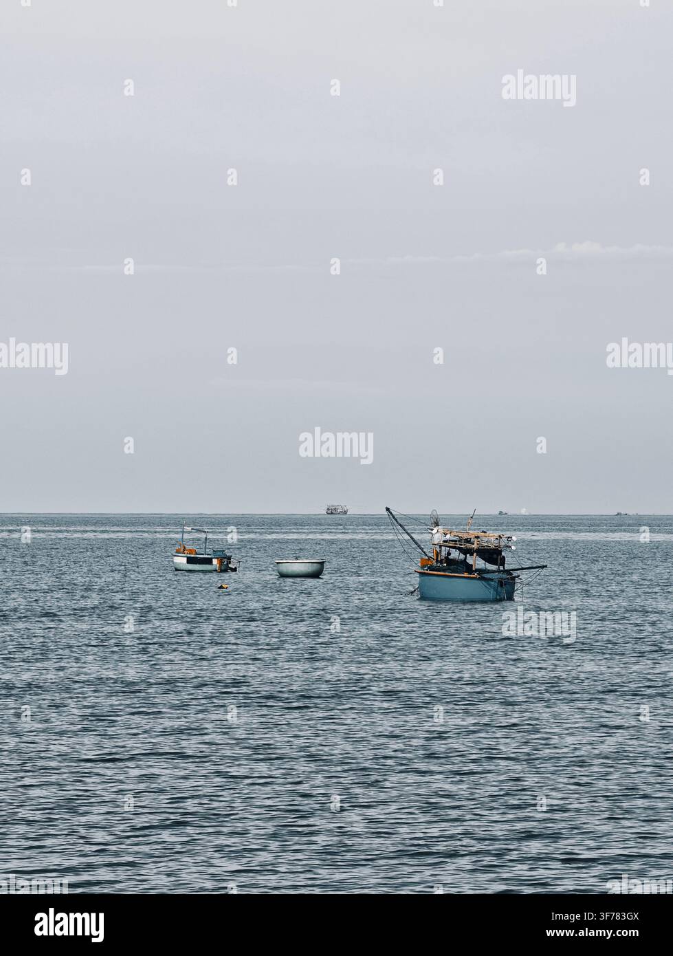Barche che galleggiano sul mare - Immagine stock catturata con smartphone