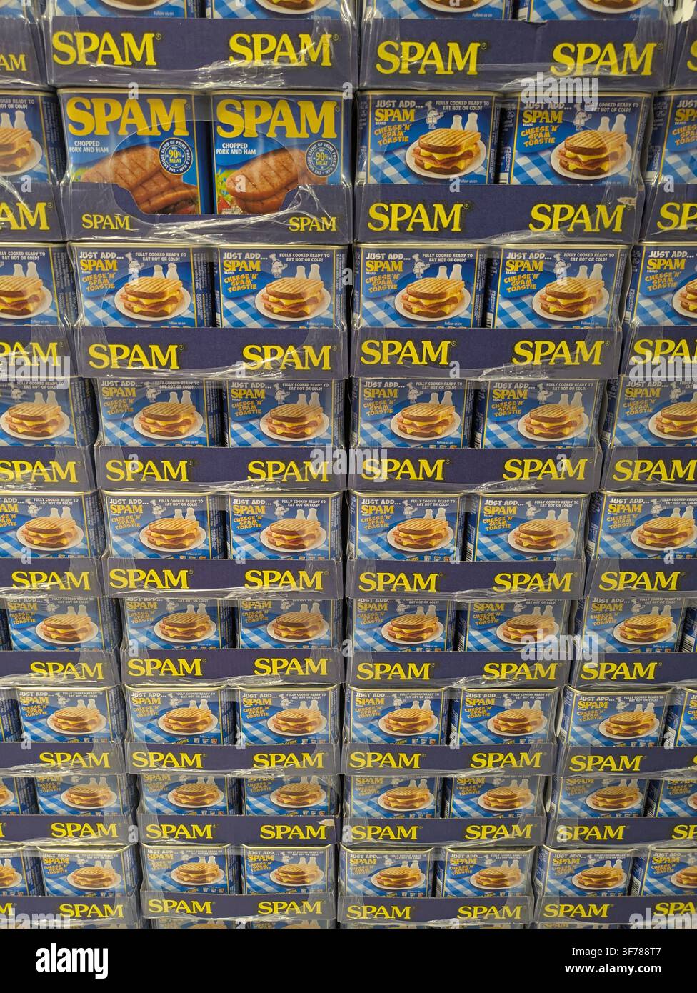 Ampia esposizione di prodotti in scatola SPAM impilati per la vendita in un negozio al dettaglio - Immagine stock catturata con smartphone