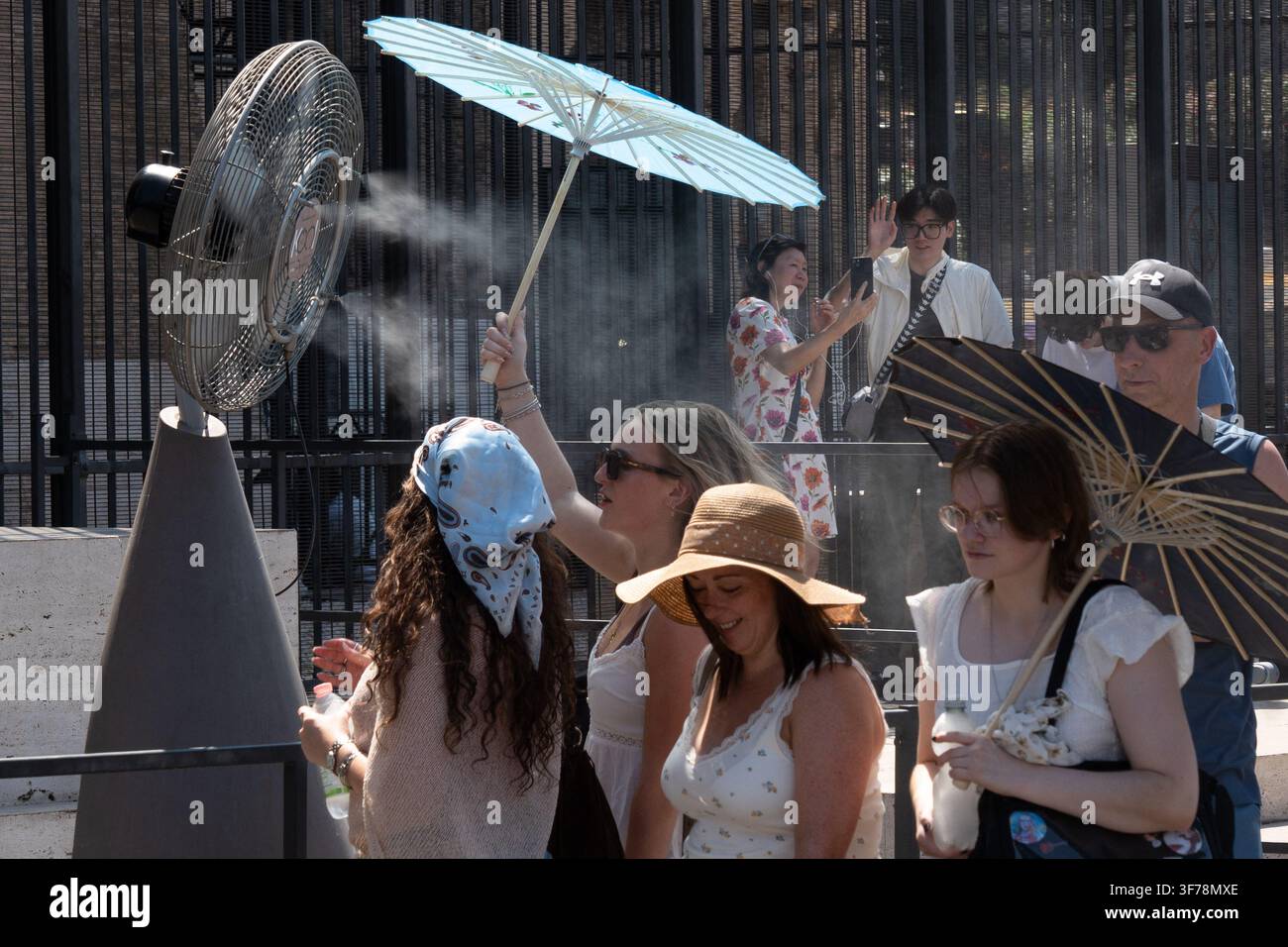 Roma, Italia. 08 agosto 2026. Turisti e locali cercano ombra vicino ai monumenti iconici e si rinfrescano alle fontane pubbliche mentre le temperature salgono a Roma, Italia, l'8 agosto 2026, durante un'ondata di caldo intensa. Foto di Andrea Bracaglia/ABACAPRESS.COM Roma Italia Credit: Abaca Press/Alamy Live News Foto Stock