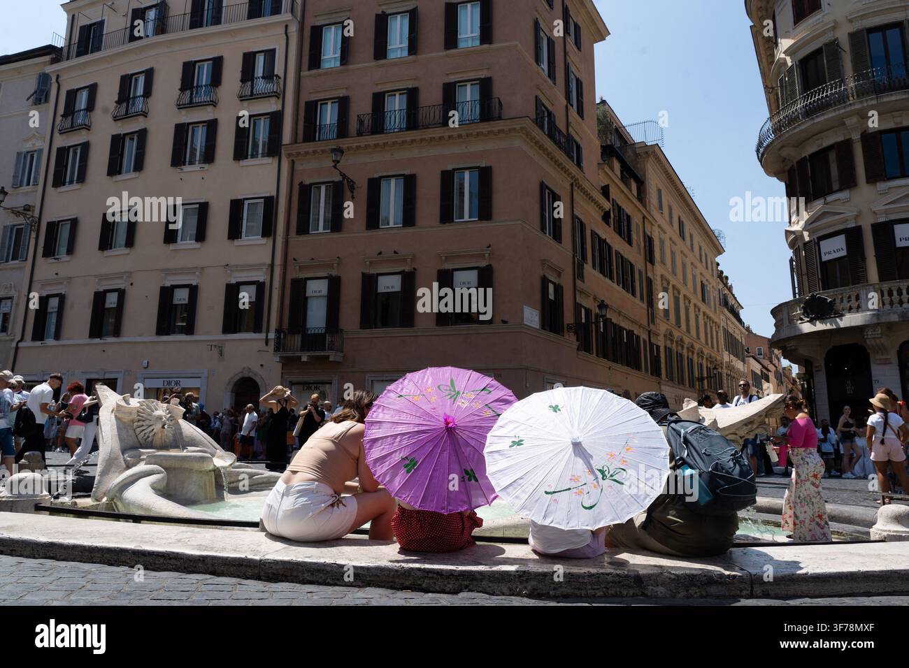Roma, Italia. 08 agosto 2026. Turisti e locali cercano ombra vicino ai monumenti iconici e si rinfrescano alle fontane pubbliche mentre le temperature salgono a Roma, Italia, l'8 agosto 2026, durante un'ondata di caldo intensa. Foto di Andrea Bracaglia/ABACAPRESS.COM Roma Italia Credit: Abaca Press/Alamy Live News Foto Stock