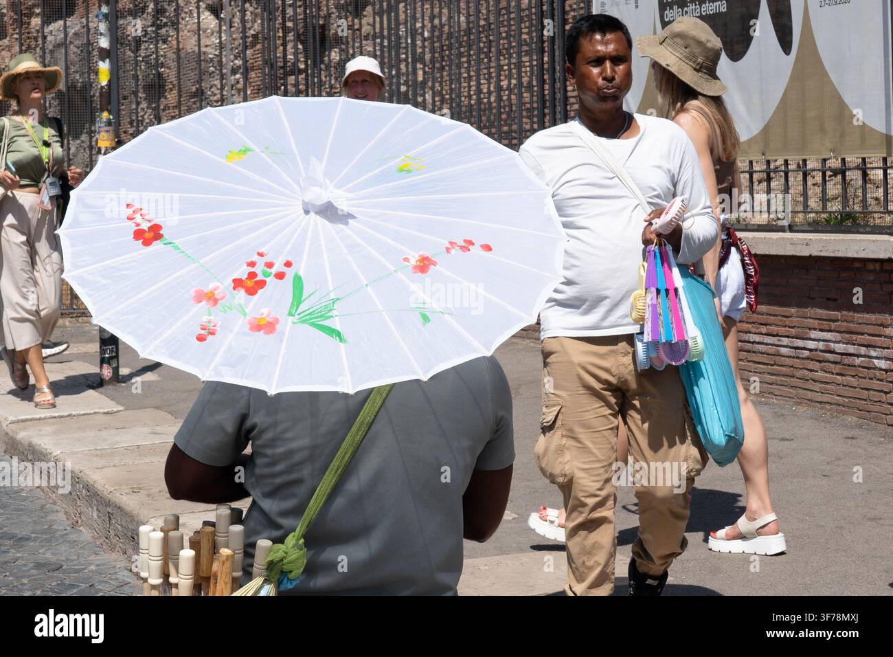 Roma, Italia. 08 agosto 2026. Turisti e locali cercano ombra vicino ai monumenti iconici e si rinfrescano alle fontane pubbliche mentre le temperature salgono a Roma, Italia, l'8 agosto 2026, durante un'ondata di caldo intensa. Foto di Andrea Bracaglia/ABACAPRESS.COM Roma Italia Credit: Abaca Press/Alamy Live News Foto Stock