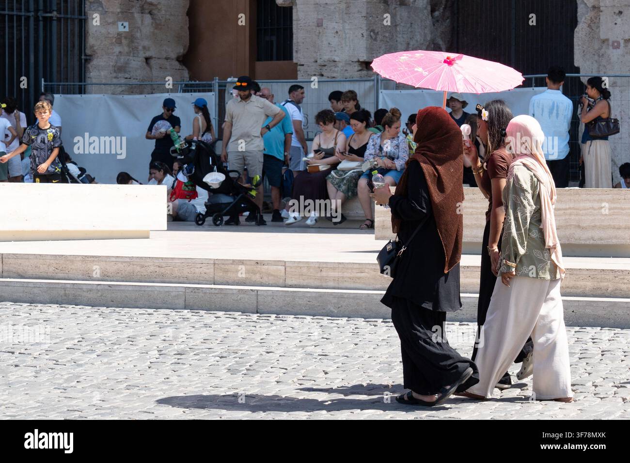 Roma, Italia. 08 agosto 2026. Turisti e locali cercano ombra vicino ai monumenti iconici e si rinfrescano alle fontane pubbliche mentre le temperature salgono a Roma, Italia, l'8 agosto 2026, durante un'ondata di caldo intensa. Foto di Andrea Bracaglia/ABACAPRESS.COM Roma Italia Credit: Abaca Press/Alamy Live News Foto Stock