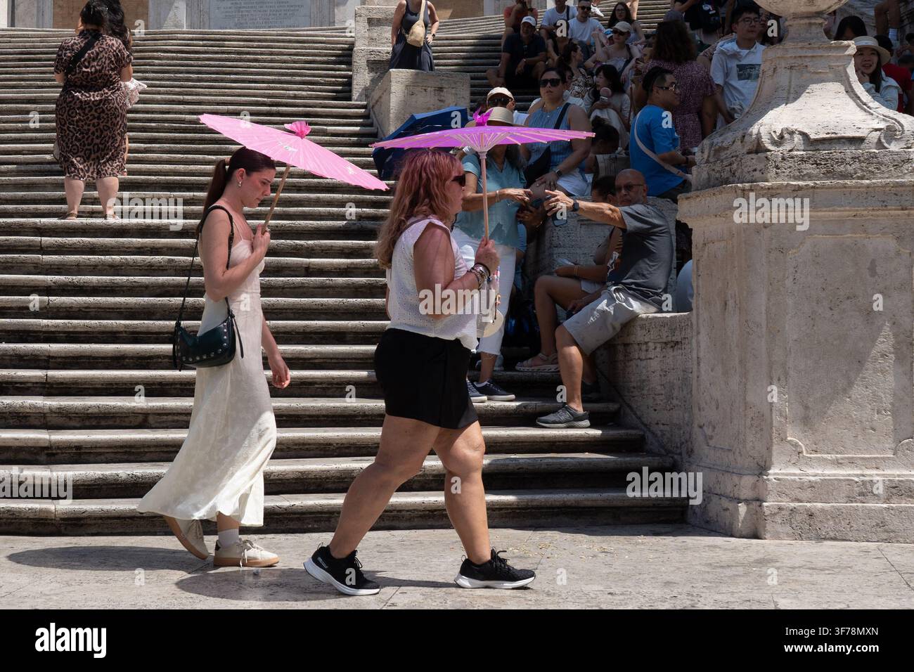 Roma, Italia. 08 agosto 2026. Turisti e locali cercano ombra vicino ai monumenti iconici e si rinfrescano alle fontane pubbliche mentre le temperature salgono a Roma, Italia, l'8 agosto 2026, durante un'ondata di caldo intensa. Foto di Andrea Bracaglia/ABACAPRESS.COM Roma Italia Credit: Abaca Press/Alamy Live News Foto Stock