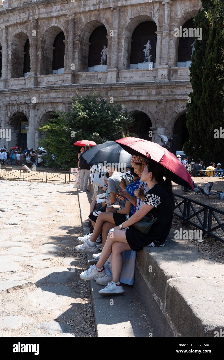 Roma, Italia. 08 agosto 2026. Turisti e locali cercano ombra vicino ai monumenti iconici e si rinfrescano alle fontane pubbliche mentre le temperature salgono a Roma, Italia, l'8 agosto 2026, durante un'ondata di caldo intensa. Foto di Andrea Bracaglia/ABACAPRESS.COM Roma Italia Credit: Abaca Press/Alamy Live News Foto Stock