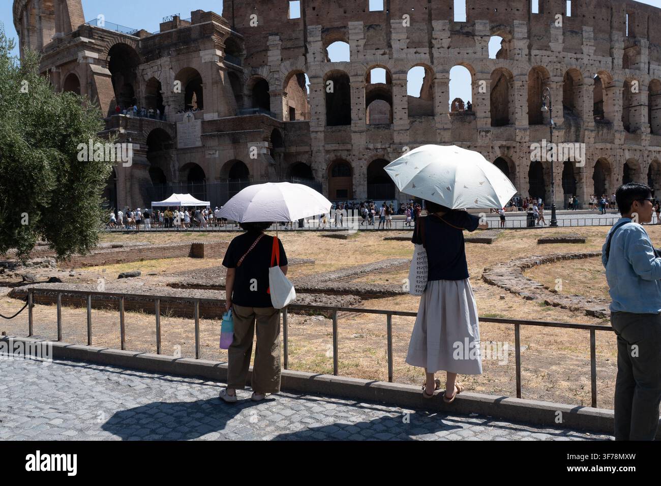 Roma, Italia. 08 agosto 2026. Turisti e locali cercano ombra vicino ai monumenti iconici e si rinfrescano alle fontane pubbliche mentre le temperature salgono a Roma, Italia, l'8 agosto 2026, durante un'ondata di caldo intensa. Foto di Andrea Bracaglia/ABACAPRESS.COM Roma Italia Credit: Abaca Press/Alamy Live News Foto Stock