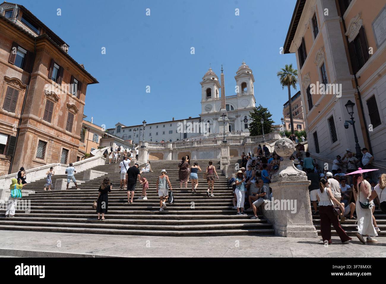 Roma, Italia. 08 agosto 2026. Turisti e locali cercano ombra vicino ai monumenti iconici e si rinfrescano alle fontane pubbliche mentre le temperature salgono a Roma, Italia, l'8 agosto 2026, durante un'ondata di caldo intensa. Foto di Andrea Bracaglia/ABACAPRESS.COM Roma Italia Credit: Abaca Press/Alamy Live News Foto Stock