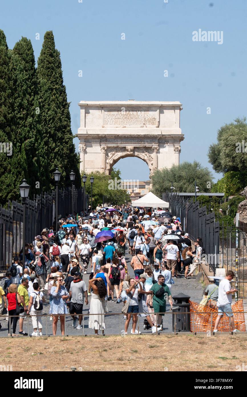 Roma, Italia. 08 agosto 2026. Turisti e locali cercano ombra vicino ai monumenti iconici e si rinfrescano alle fontane pubbliche mentre le temperature salgono a Roma, Italia, l'8 agosto 2026, durante un'ondata di caldo intensa. Foto di Andrea Bracaglia/ABACAPRESS.COM Roma Italia Credit: Abaca Press/Alamy Live News Foto Stock