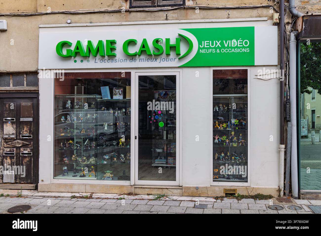 Bourg-en-Bresse, Francia - 26 luglio 2026: Vetrina del negozio di videogiochi Game Cash che vende giochi nuovi e usati e figurine anime a Bourg-en-Bresse. Foto Stock