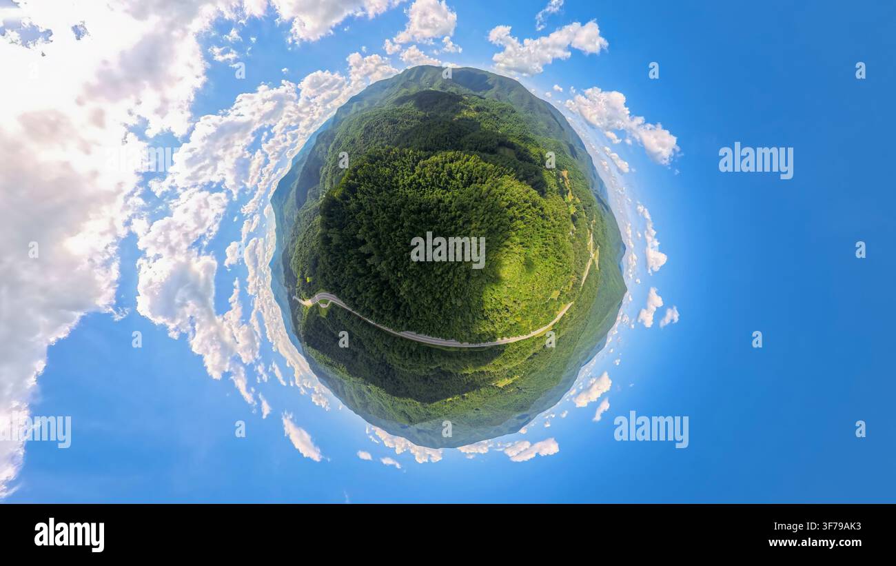 Aeriali creativi: Proiezione a 360 gradi "Piccolo Pianeta" dell'Interstate 26 che attraversa montagne vicino al Lamar Alexander Rocky Fork State Park, Tennessee Foto Stock