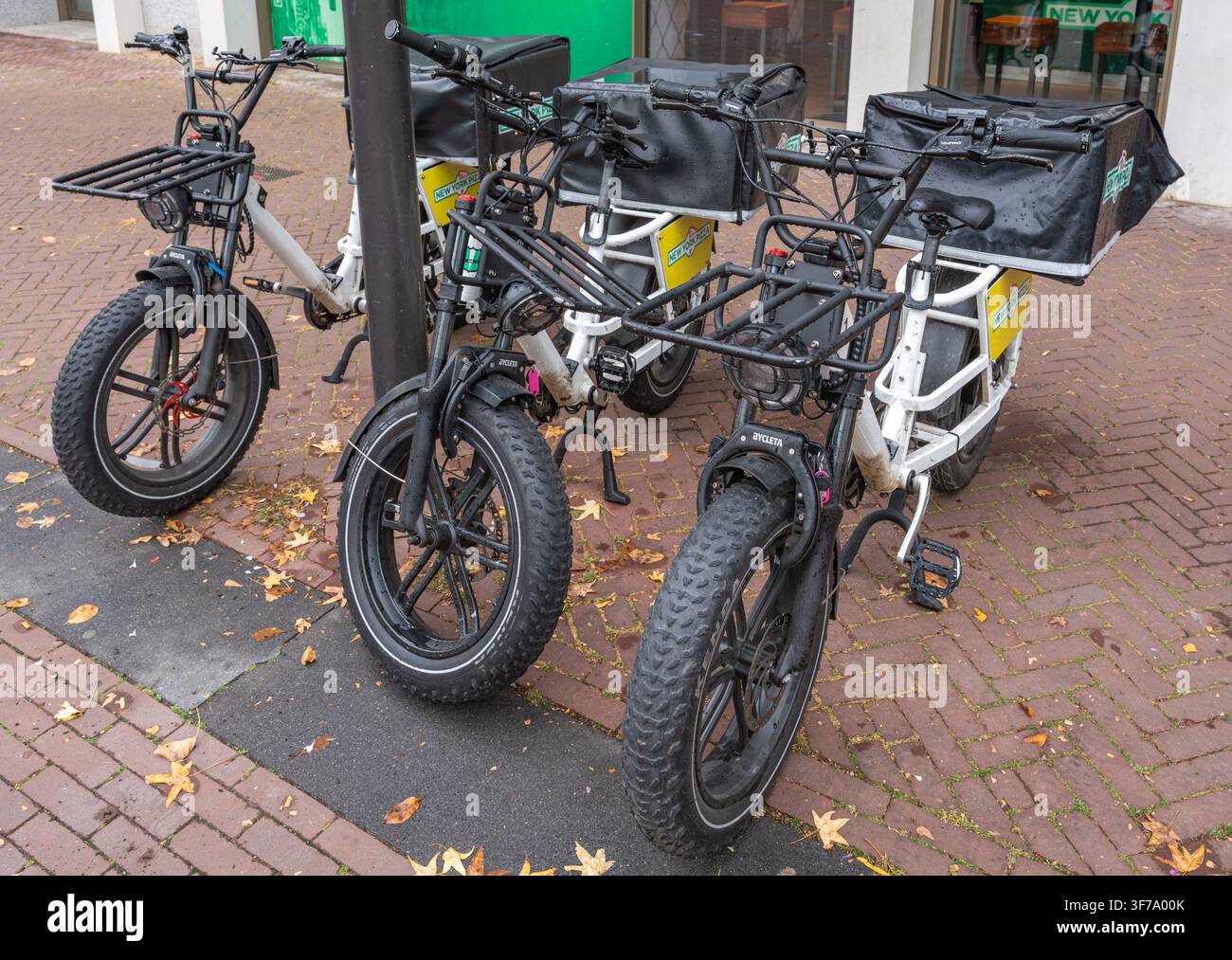 Arnhem, Paesi Bassi, 26.07.2026, Consegna di fatbikes da parte della catena di fast food olandese New York Pizza Foto Stock