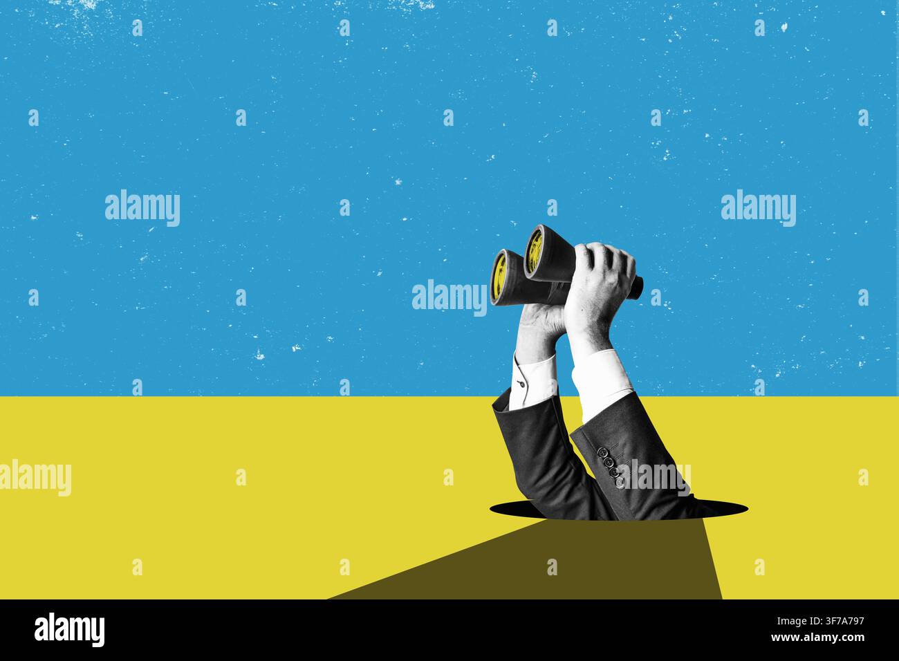 Mani in abiti da lavoro tengono un binocolo, isolate su uno sfondo a design piatto. Analisi aziendale e pensiero strategico. Foto Stock