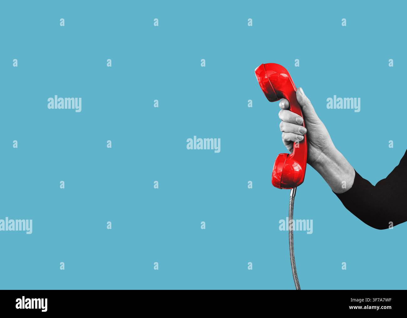 Una mano tiene un telefono fisso rosso con spazio per il testo, isolato su sfondo libero. Arte di design piatto. Foto Stock