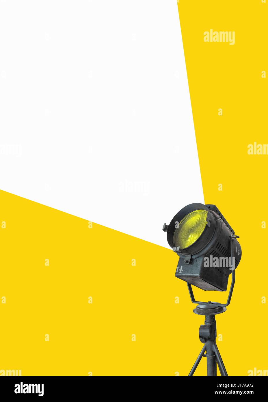 Design piatto. Grande luce da palco retrò con faretto - fotocamera cinematografica. Poster cinematografico vintage con spazio per il testo. Foto Stock