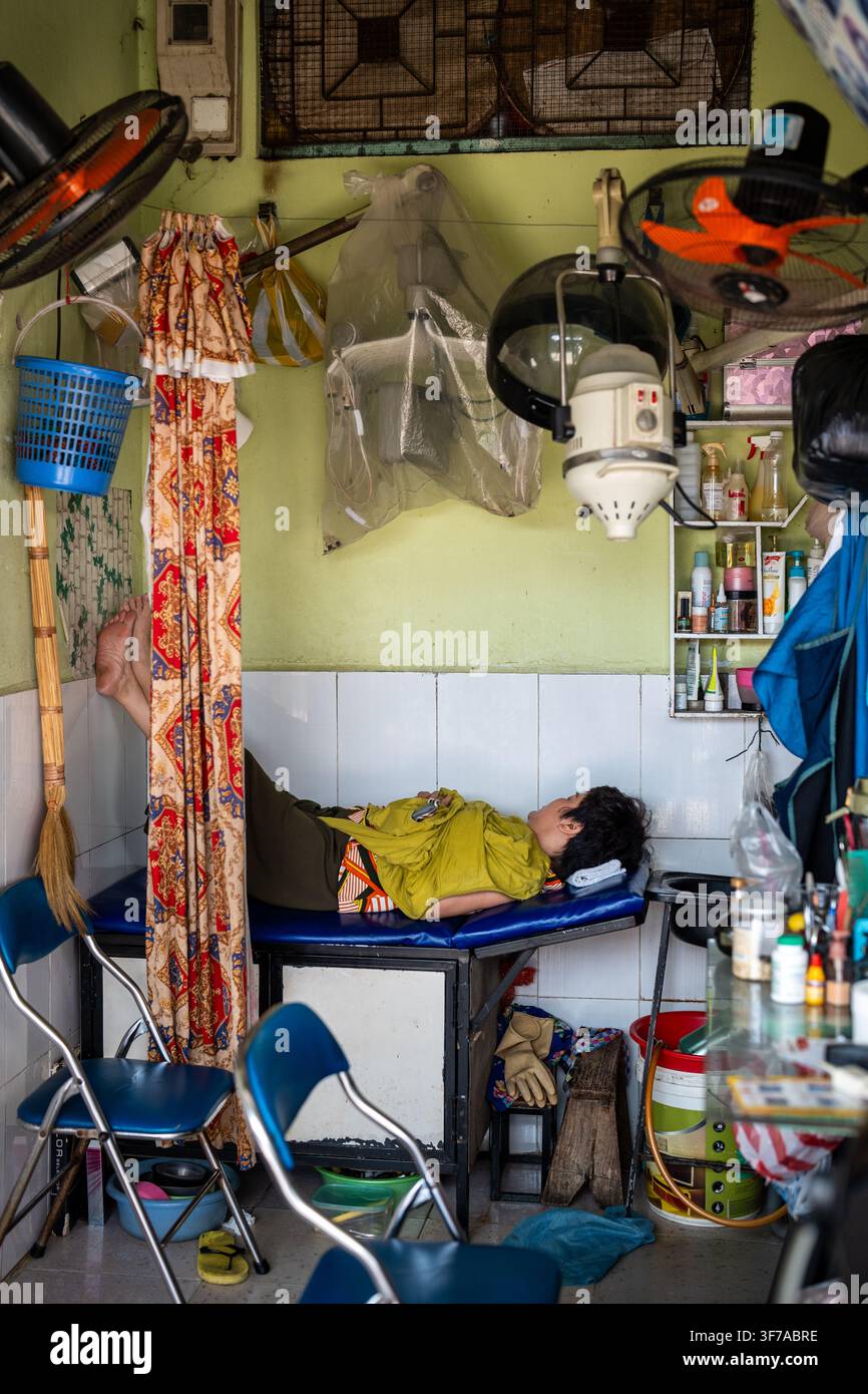 Lavoratore stanco che dorme sul posto di lavoro, persona che si rilassa e fa una pausa durante il giorno a causa del caldo. Foto Stock