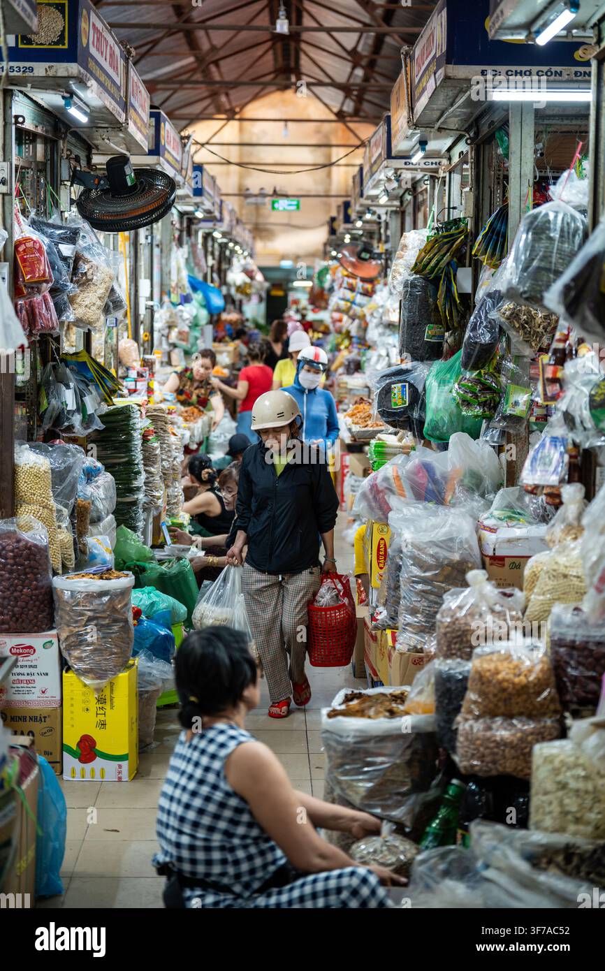 Mercato di strada locale affollato pieno di clienti, venditori e merci a DaNang, Vietnam. Foto Stock