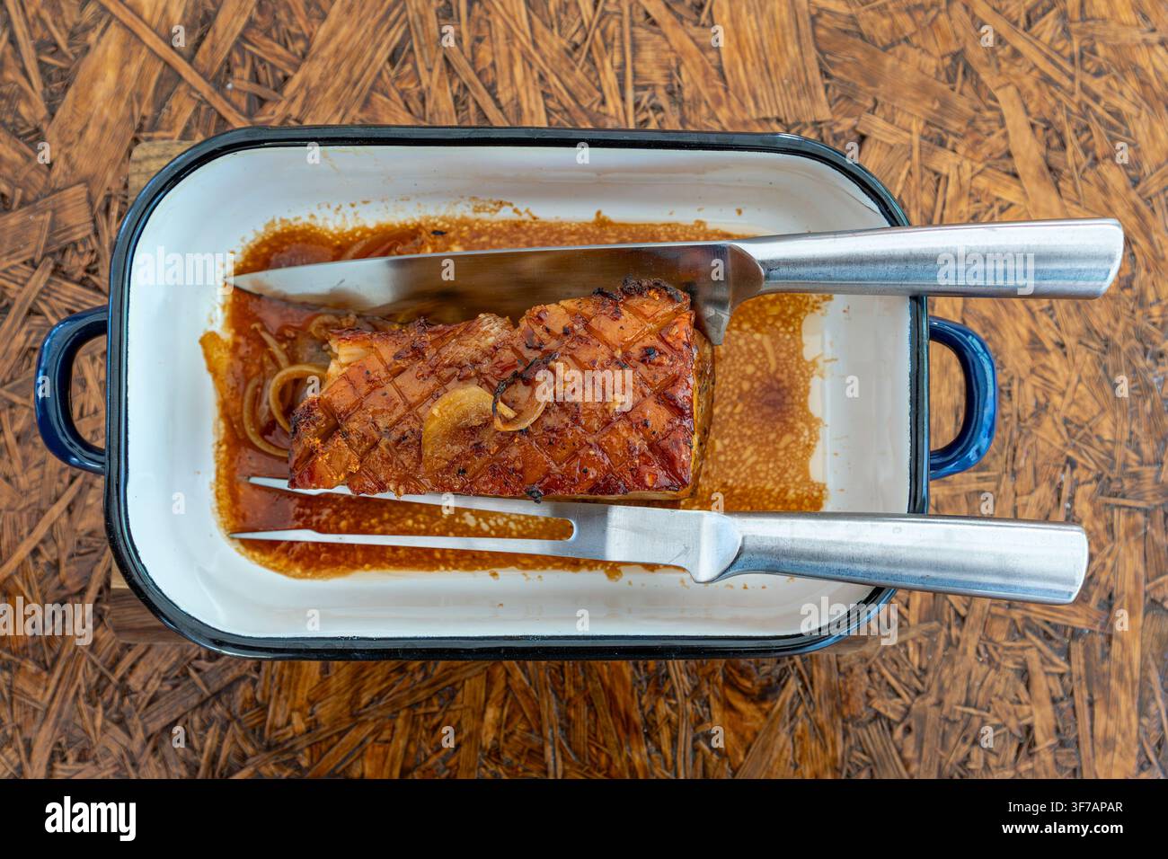 Pancia di maiale arrostita con cipolle, cucina ceca classica e comfort food tradizionale Foto Stock