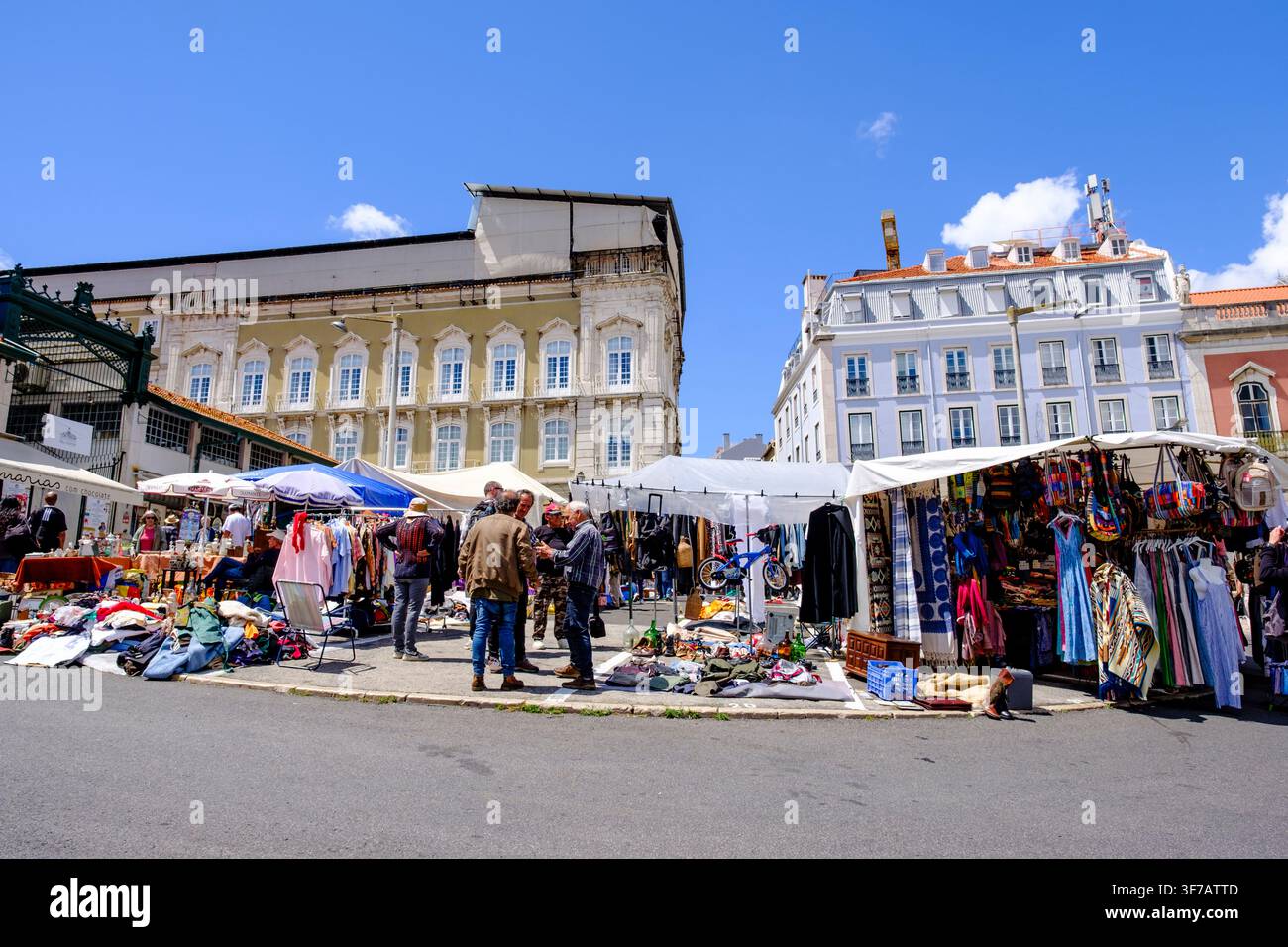Persone e venditori al mercato delle pulci Feira da Ladra, Campo de Santa Clara, Lisbona, Portogallo Foto Stock