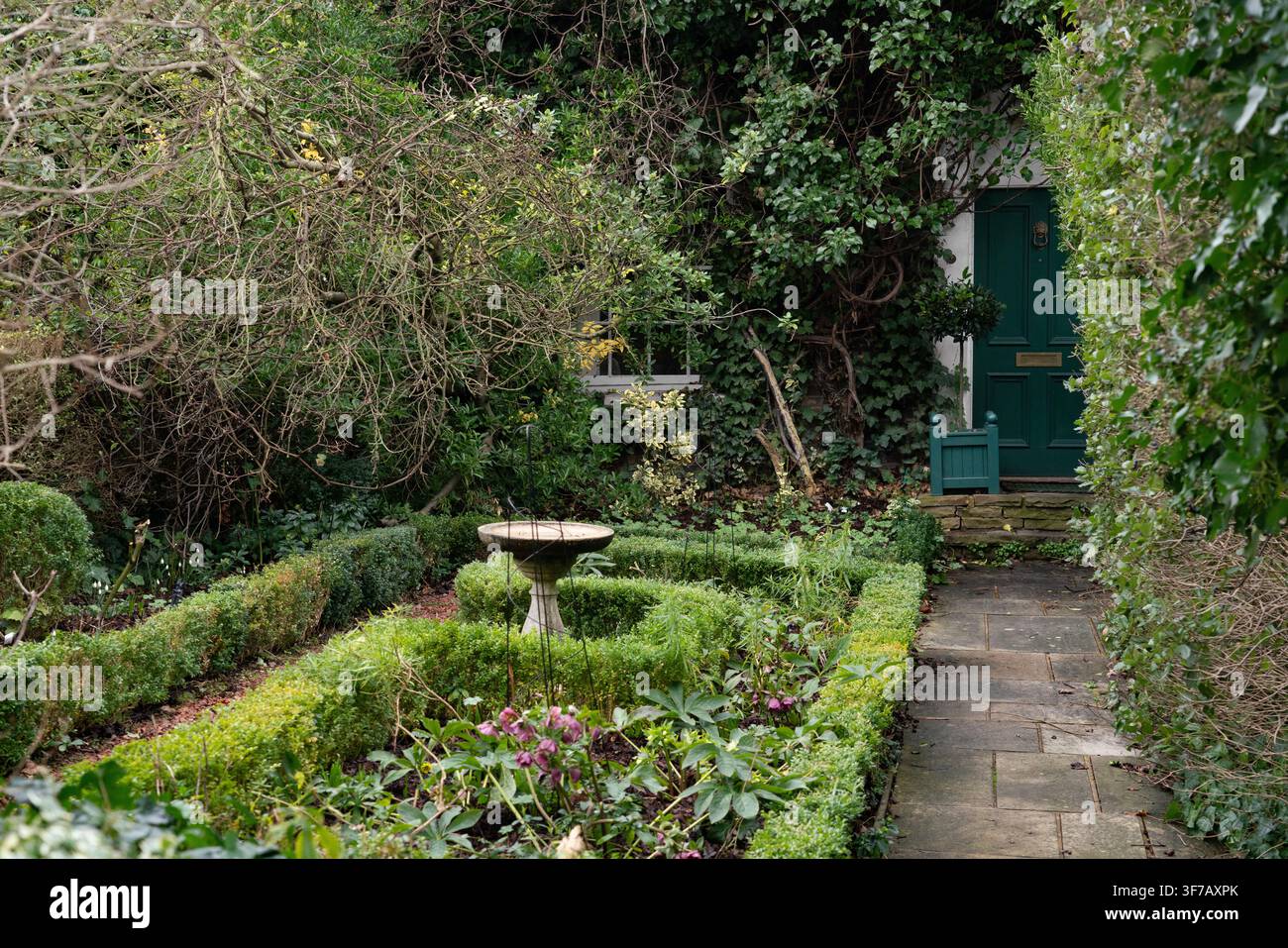 L'ingresso tranquillo del giardino di Keats House a Hampstead, Londra, dove i visitatori esplorano l'ex casa del poeta John Keats. Foto Stock